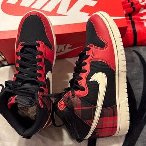Nike Dunk SE Black and Red Plaid High-Tops